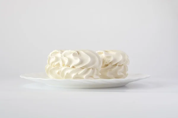 Beyaz bir tabak üzerinde vanilyalı şekerleme