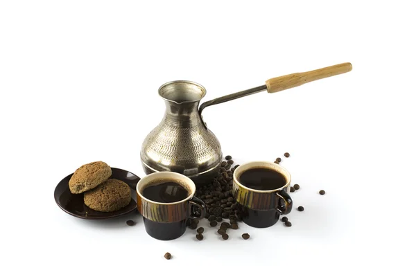 İki bardak kahve çerezleri ve üzerinde beyaz izole turk