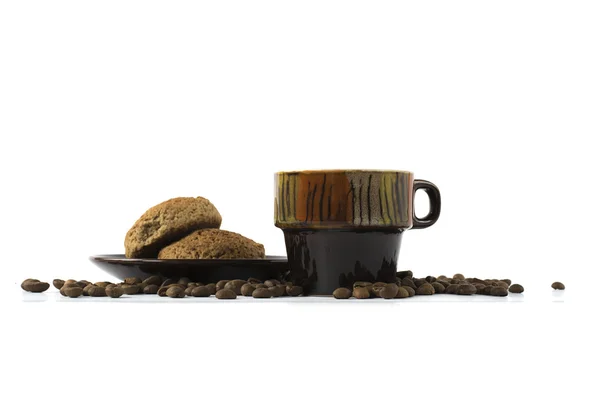 Una taza de café con galletas aisladas en blanco — Foto de Stock