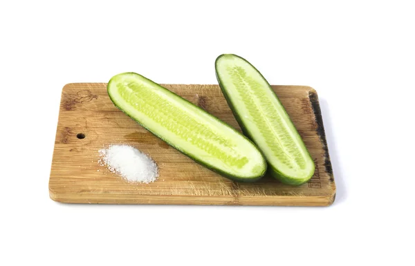 Gesneden komkommer op een snijplank geïsoleerd op wit — Stockfoto