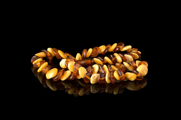 Amber kolye siyah ayna yüzeyi