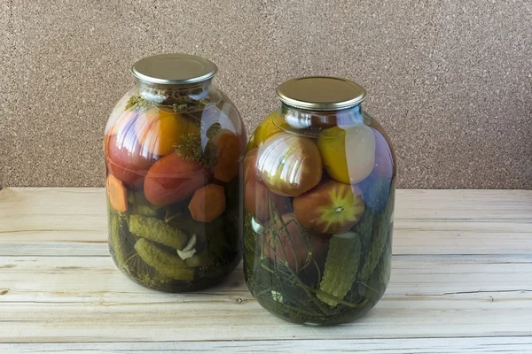 Konserve domates ve salatalık bir cam kavanozlar