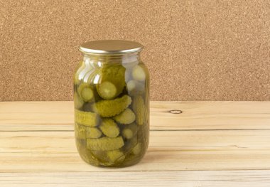 Bir cam kavanoz tuzlu salatalık ile