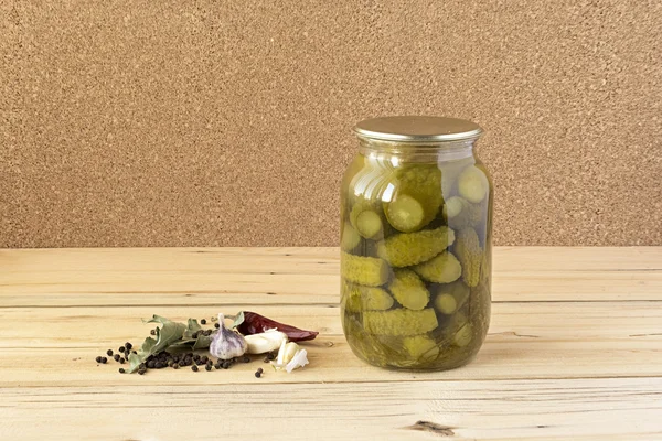 Un frasco de vidrio con pepinos salados y algunas especias —  Fotos de Stock