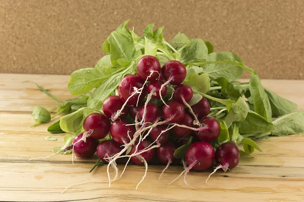 Tahta bir masada taze turplar.