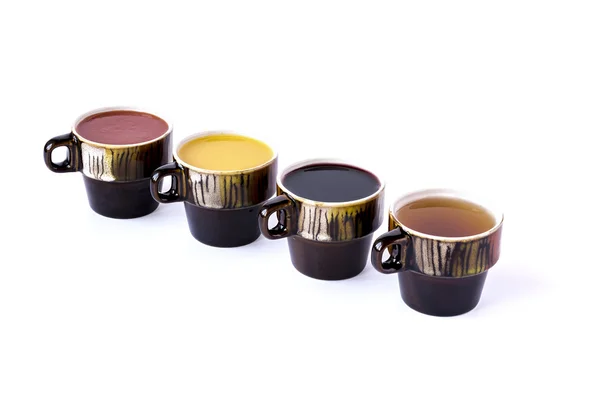 Dört farklı meyve suları seramik bardak beyaz izole