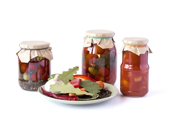 Saltade tomater, gurkor och lecho i ett glas banker med krydda — Stockfoto