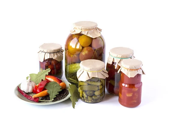 Gezouten tomaten, komkommers en lecho in een glas banken met spice — Stockfoto