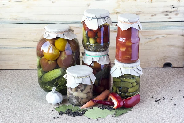 Gezouten tomaten, komkommers, paddestoelen en lecho in een glas banken — Stockfoto