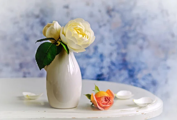 Rosas Blancas Jarrón Blanco — Foto de Stock