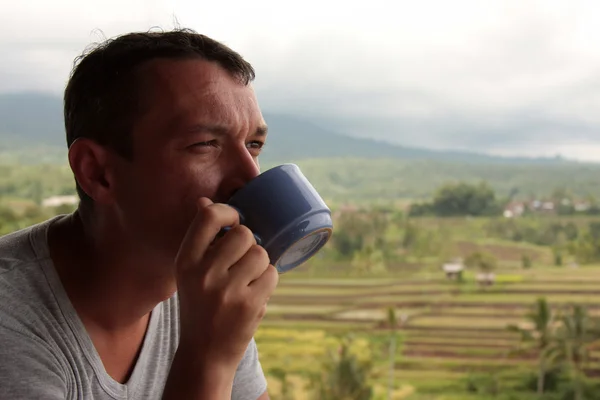 De man met een kopje koffie Stockfoto