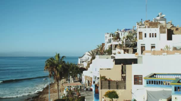 Маленькі пляжні будиночки біля берегової лінії Марокко Атлантичний океан, село Тагазаут 2019, повільний рух, 4k — стокове відео