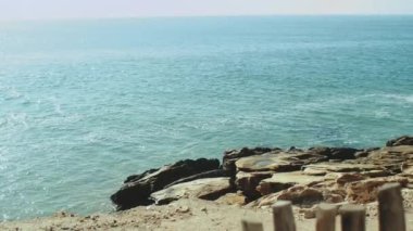 Ağır çekim, Atlantik okyanus suyu dalgalar taşlı bir sahile çarptığında dalgalar kayalara vurur açık hava ve açık gökyüzü Fas 4k
