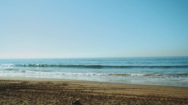 Zeitlupe, Wet Beach Sand Trocknen nach Wellen, Blick auf schöne nahtlose nie endende Aufnahmen von Meereswellen brechen an der Sandküste, tiefblaues Meerwasser und schäumende Wellen von Marokko, 4k — Stockvideo