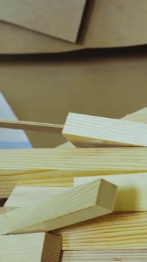 Dikey video. Atölyede kesildikten sonra uzun tahta tahtalar birbiri üstüne yığılır. Yüksek kalite 4k görüntü