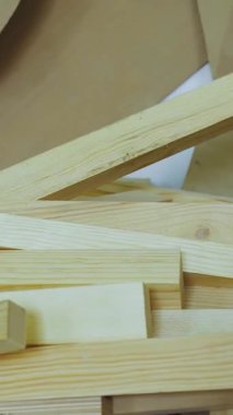 Dikey video. Bir kereste fabrikasında ya da ahşap fabrikasında ahşap tahtalar. Mobilya üretimi için odundan kereste. Yüksek kalite 4k görüntü