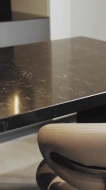 Dikey video. Karanlık Mermer Masa, Ilık Işık, Samimi Yemek Nook Vibe, Parlak Taş Yüzey Yakalayıcı Lamba Yansıması. Yüksek kalite 4k görüntü