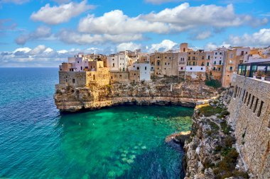 Polignano 'nun Kayalıklarında Asılı Antik Şehir, Bir Karabasan, Apulia, İtalya