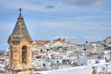 Güneş doğarken eski beyaz kasaba Ostuni ve katedral manzarası. Brindisi, Apulia güney İtalya 'da. Avrupa.