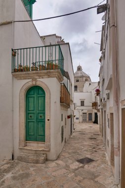 Tipik Martina Franca Tarihi Merkezi Sokak Sahnesi, Puglia, Apulia, İtalya 'da Bulutlu Yağmurlu Bir Gün