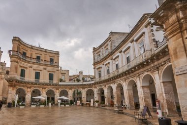 Martina Fransa 'daki Piazza Plebiscito, yağmurlu bir günde Apulia' nın ilgi odağı, İtalya Puglia