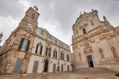 Martina Franca, Apulia. Taranto ili Piazza Plebiscito 'da San Martino Bazilikası, Bulutlu Yağmurlu bir günde, Güney İtalya' da Apulia