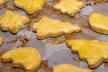 Noel kurabiyesi yapmak için Kardan Adam, Kalp, Yıldız ve Çam Ağacı şeklinde ev yapımı Hamur.