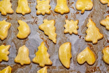 Noel kurabiyesi yapmak için Kardan Adam, Kalp, Yıldız ve Çam Ağacı şeklinde ev yapımı Hamur.