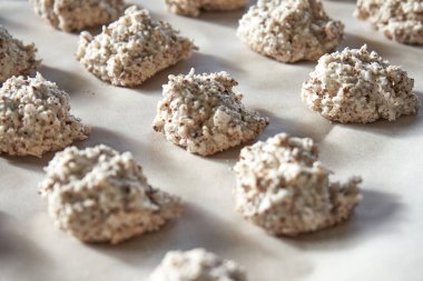 Fındık ve Hindistancevizi Güveci Kurabiye Pişirme Yapımı Bir tepsi kağıt üzerinde