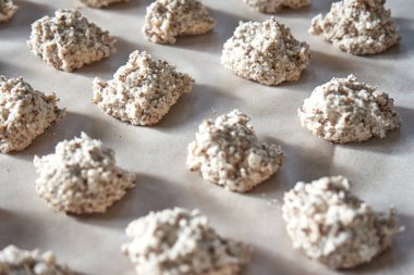 Fındık ve Hindistancevizi Güveci Kurabiye Pişirme Yapımı Bir tepsi kağıt üzerinde