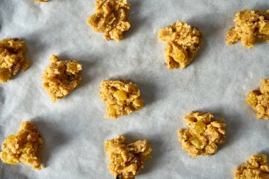 Kuru üzümlü Hamur ve Rom, bir tepsi kurabiye kağıdında kurabiye pişirmek içindir.