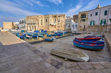 Monopoli 'nin eski limanı Bari, Apulia bölgesi, güney İtalya. Günbatımında Monopoli marinasında tekneler