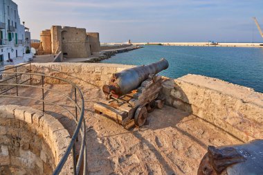 Ortaçağ Savunma Topu ve Kulesi Güzel Monopoli 'de Günbatımında Carlo V Kalesinin önünde - Apulia - Puglia - İtalya