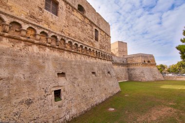 1132 yılında inşa edilen ve Bari Apulia İtalya 'da bulunan Swabian Kalesi' ne bakın.