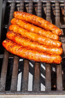 Güzel bir yaz günü Merguez Sosis Izgarasında Izgara