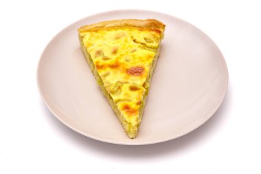 Beyaz arka planda izole edilmiş gri tabakta raventli turta dilimi.