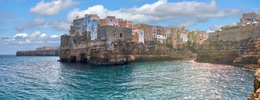 Antik Şehir 'de Panoramik Manzara Polignano' nun Kayalıklarında Asılı Bir Kısrak, Apulia, İtalya