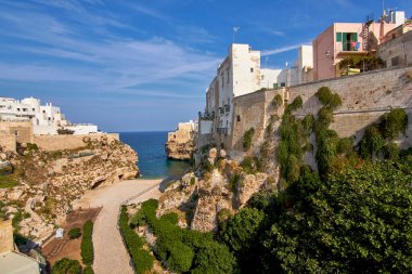 Polignano 'daki Lido Cala Paura Plajı' ndan Antik Ortaçağ Şehrine Bakınız.