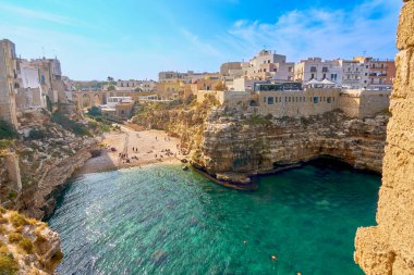 Cala Paura 'nın yaz plajı Polignano a Mare - Apulia.