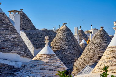 Alberobello Apulia İtalya 'nın Çatıları Tipik Mimarlık Sunset' te.