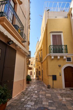 Güneşli bir günde Puglia İtalya 'da Eski Şehir Gelibolu' nun Tipik Sokakları