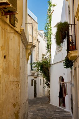 Güneşli bir günde Puglia İtalya 'da Eski Şehir Gelibolu' nun Tipik Sokakları