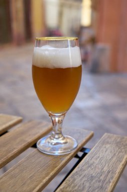 Tipik bir İtalyan şehir merkezinde taze bir bardak bira.