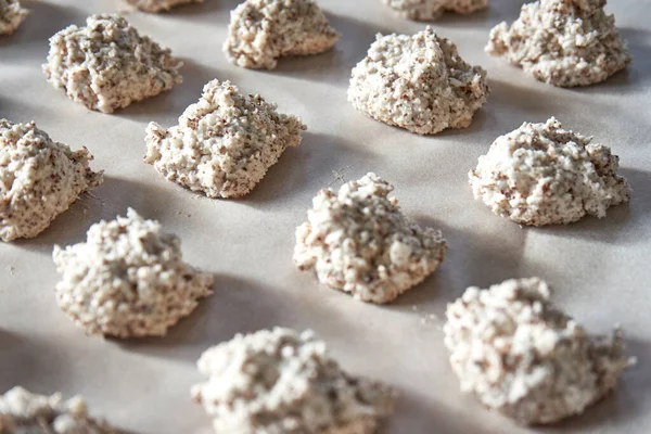 Fındık ve Hindistancevizi Güveci Kurabiye Pişirme Yapımı Bir tepsi kağıt üzerinde