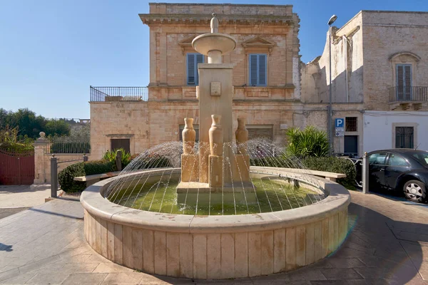 Fontána Jasném Slunci Typickou Italskou Budovou Pozadí Provincii Alberobello Bari — Stock fotografie