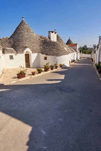 Typiska Pittoreska Street Visar Traditionella Trulli Hus Alberobello Stad Apulien — Stockfoto
