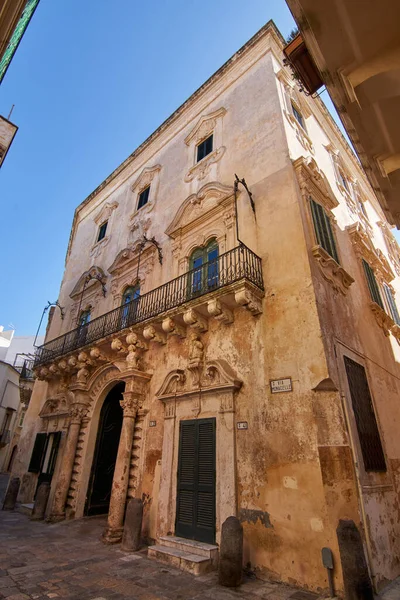 ガリポリサレントプーリアの絵のような街の中心部の古い典型的な建物イタリア — ストック写真