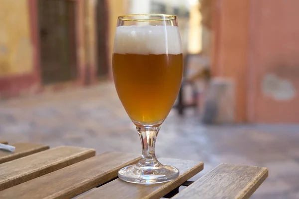 Świeże Szklanki Piwa Typowym Włoskim Centrum Miasta Street — Zdjęcie stockowe