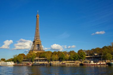 Seine Nehri 'ndeki bir tekneden alınan Eyfel Kulesi