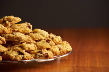 Modern bir mutfakta fırından yeni çıkmış bir yığın kurabiye.